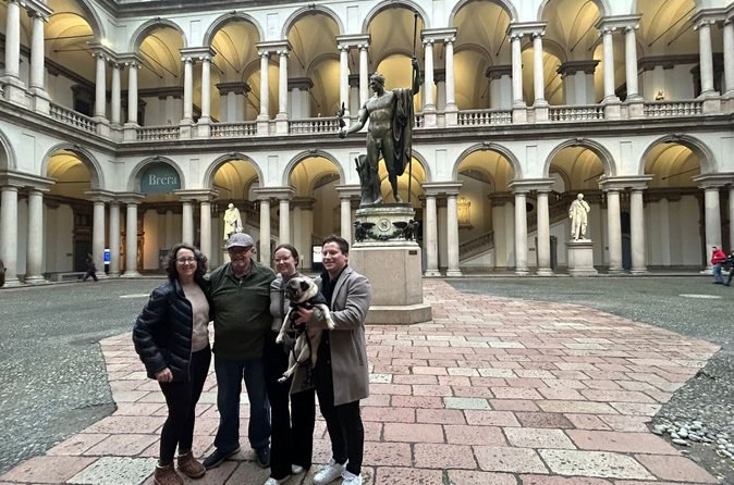 Milan: Private Walking Tour with Duomo, Castle and Gelato